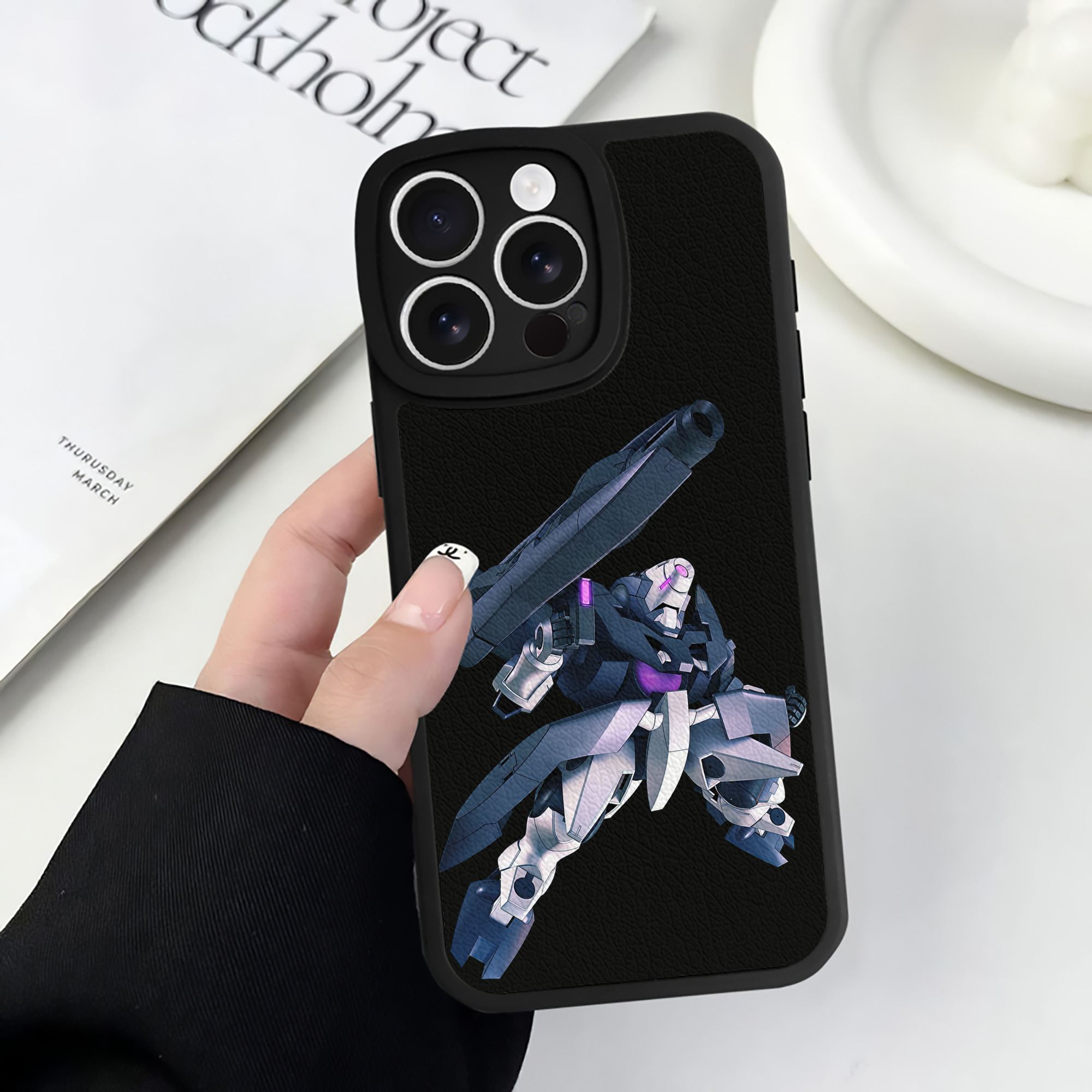 （画像用） 機動戦士ガンダム Mobile Suit Gundam 【iPhone 16シリーズ対応】シリコンスマホケース（レザー調） 材質：シリコン